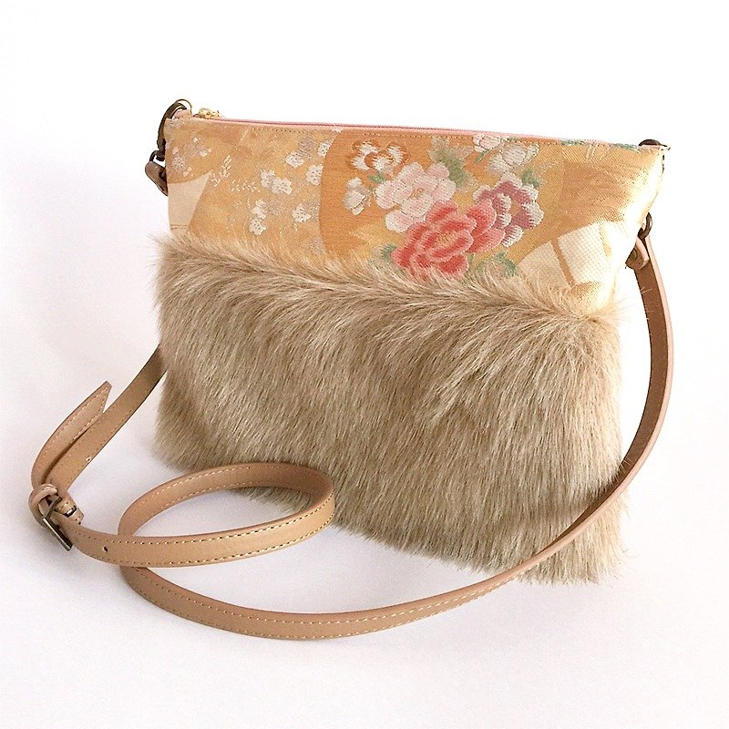 Clutch shoulder bag with fake fur and Japanese Traditional pattern, Kimono -Obi - กระเป๋าแมสเซนเจอร์ - วัสดุอื่นๆ สีทอง