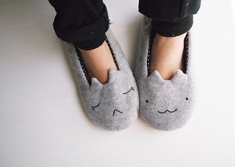 hairmo. Gray cat face, indoor warm slippers (men and women can wear) - รองเท้าแตะในบ้าน - วัสดุอื่นๆ สีเทา