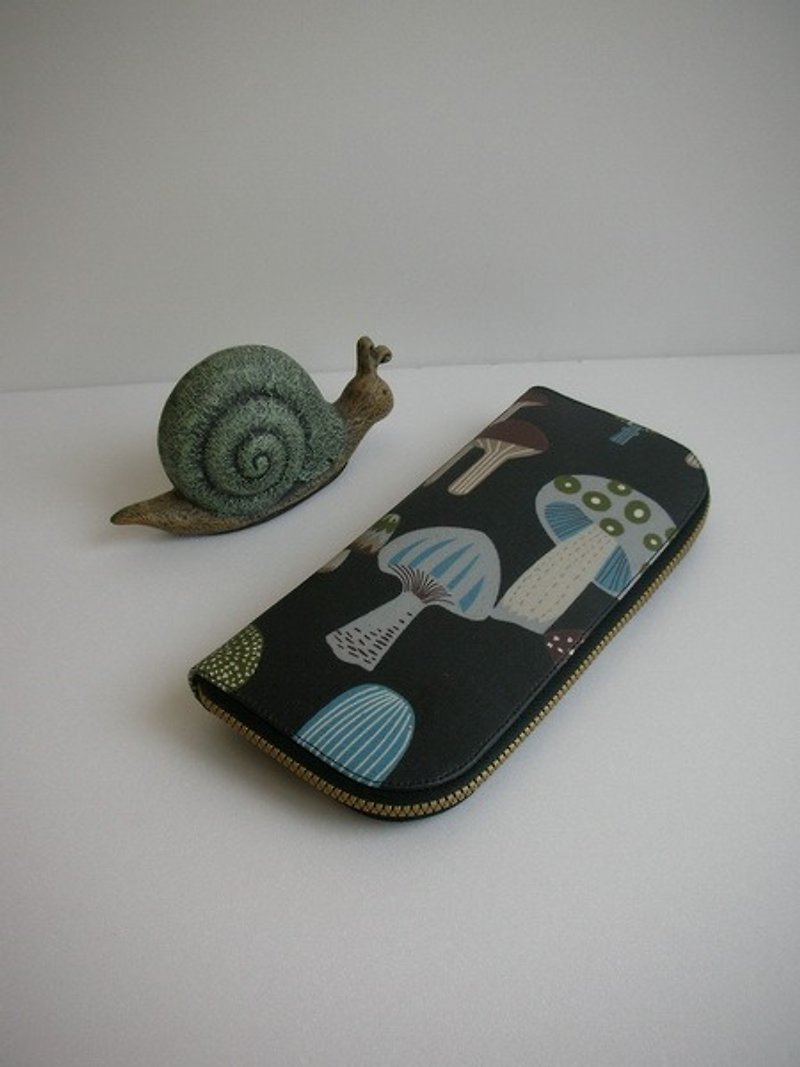 Hand-painted mushroom waterproof - long clip / wallet / purse / gift - กระเป๋าสตางค์ - วัสดุกันนำ้ สีดำ