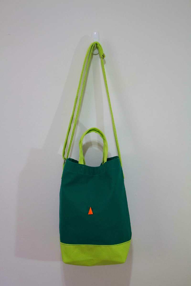 大學肩背包（草綠佐亮綠） - กระเป๋าแมสเซนเจอร์ - วัสดุอื่นๆ สีเขียว