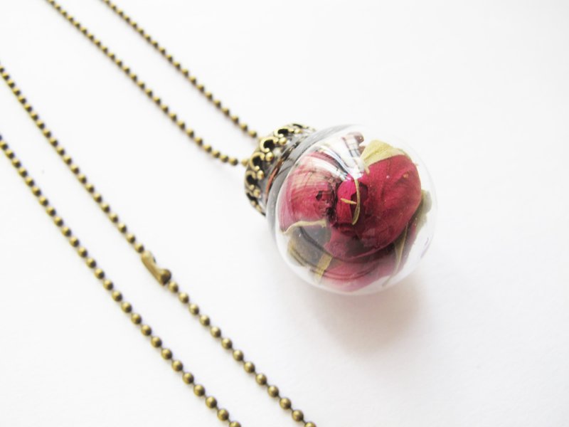 ＊Rosy Garden＊ Red rose petals glass ball necklace - สร้อยคอ - แก้ว สีแดง