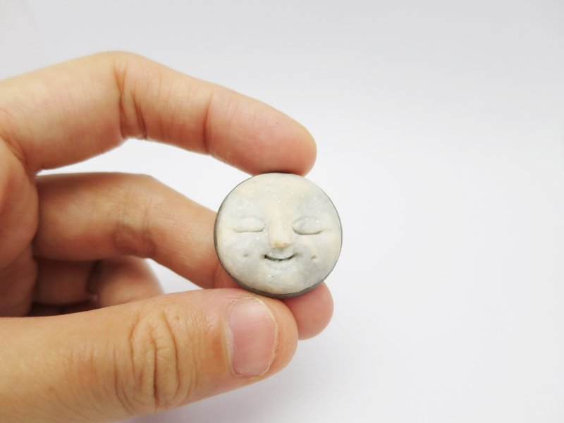 [LineWorkLab]寂寞星球 - 人臉月亮胸針 Lonely Planet - Moon Face brooch - 胸針 - 其他材質 白色