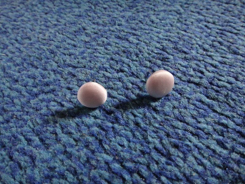 （C）_ピンクの布のボタンのイヤリング上の別のC22BT / UY32 - ピアス・イヤリング - シルク・絹 ピンク