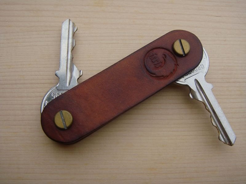 ISSIS - 瑞士刀款鑰匙收納器 - 鑰匙圈/鎖匙扣 - 真皮 咖啡色