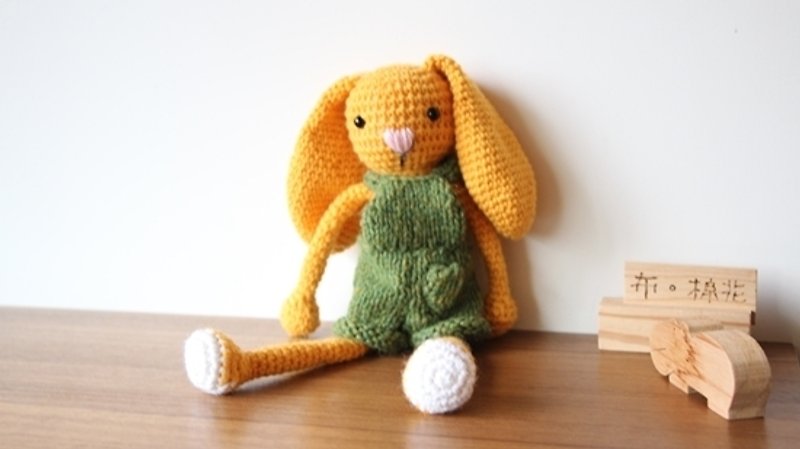 Amigurumi crochet doll: Hanging ear rabbit, yellow rabbit, Knitting green bib short - ตุ๊กตา - วัสดุอื่นๆ สีเหลือง