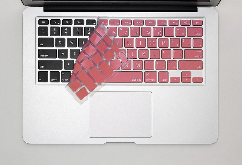 BEFINE MacBook Air 13專用鍵盤保護膜（KUSO英文Lion版）  粉底白字 (8809305221606) 此版無注音 - 平板/電腦保護殼/保護貼 - 其他材質 粉紅色