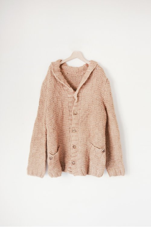 A ROOM MODEL - VINTAGE, CS-1589 light brown vintage cardigan sweater with a thick core needle Shimokitazawa