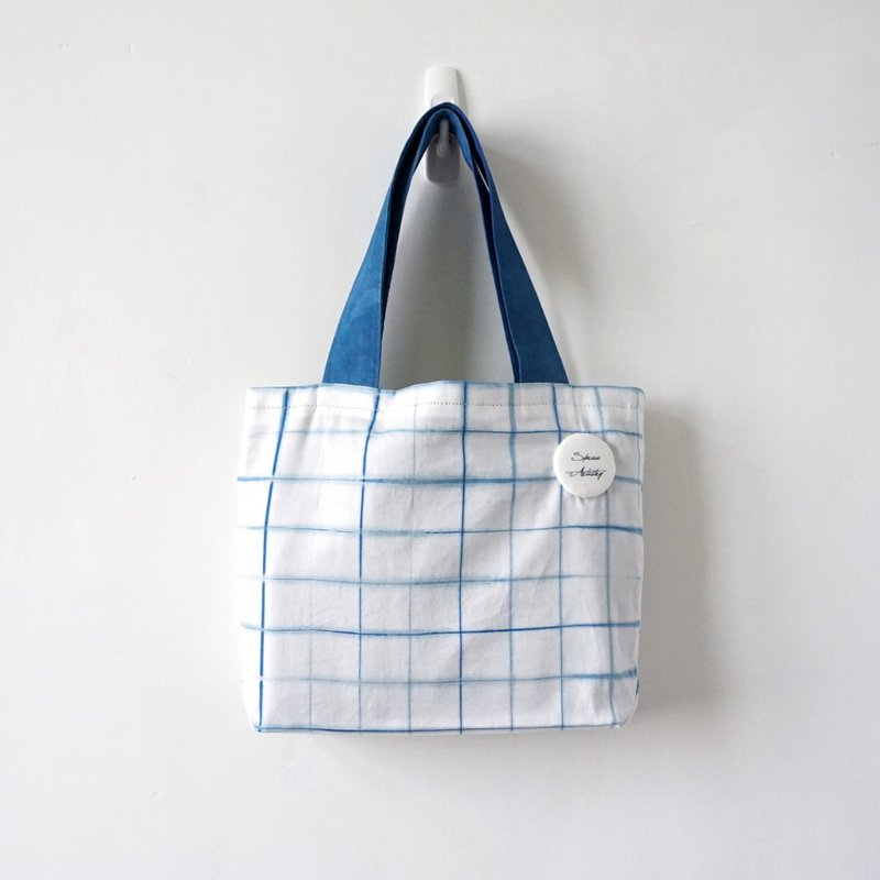 S.A x Line, Indigo dyed Handmade Checks Pattern Hand Bag - กระเป๋าถือ - ผ้าฝ้าย/ผ้าลินิน ขาว