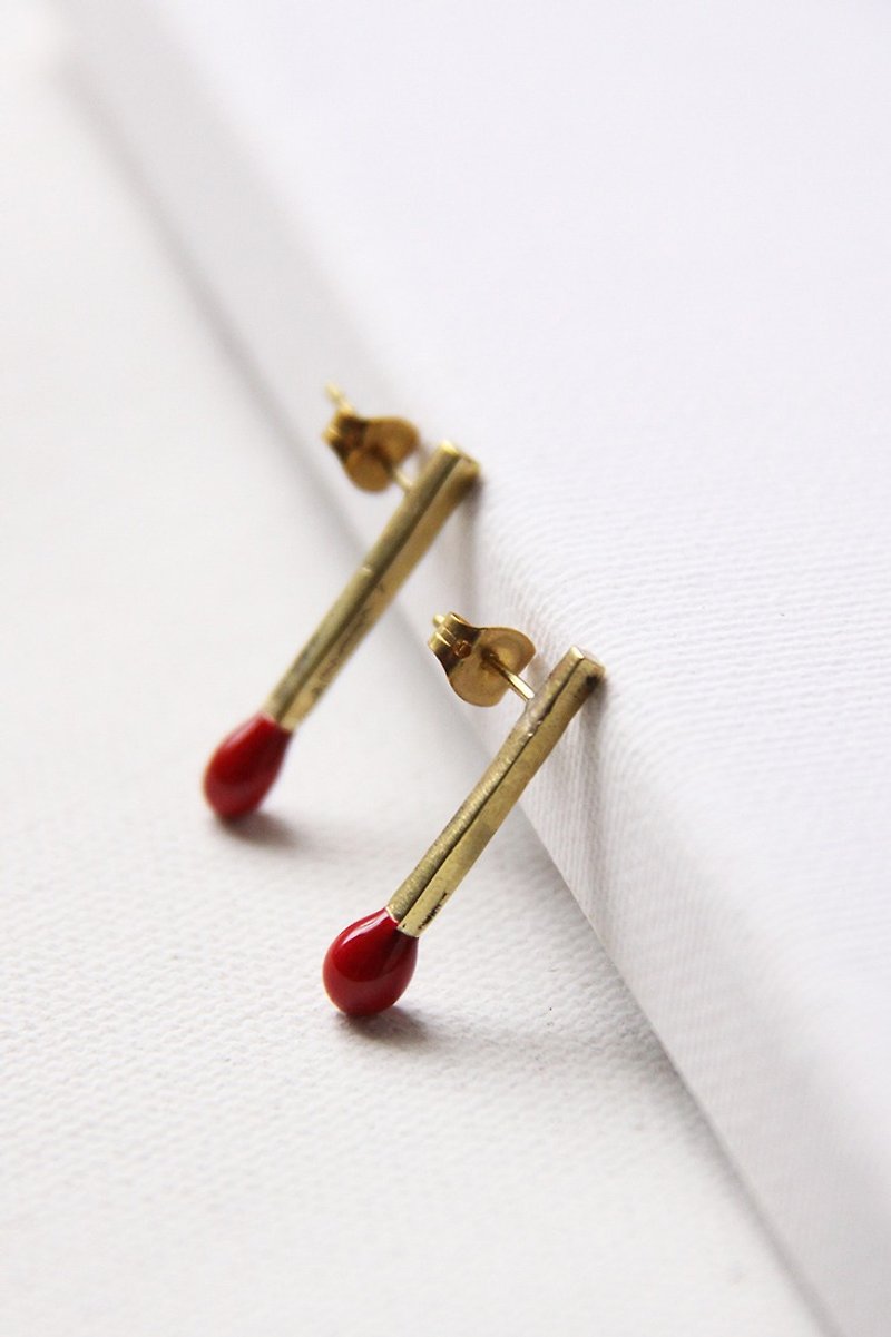 Red match earrings by linen. - 耳環/耳夾 - 其他金屬 