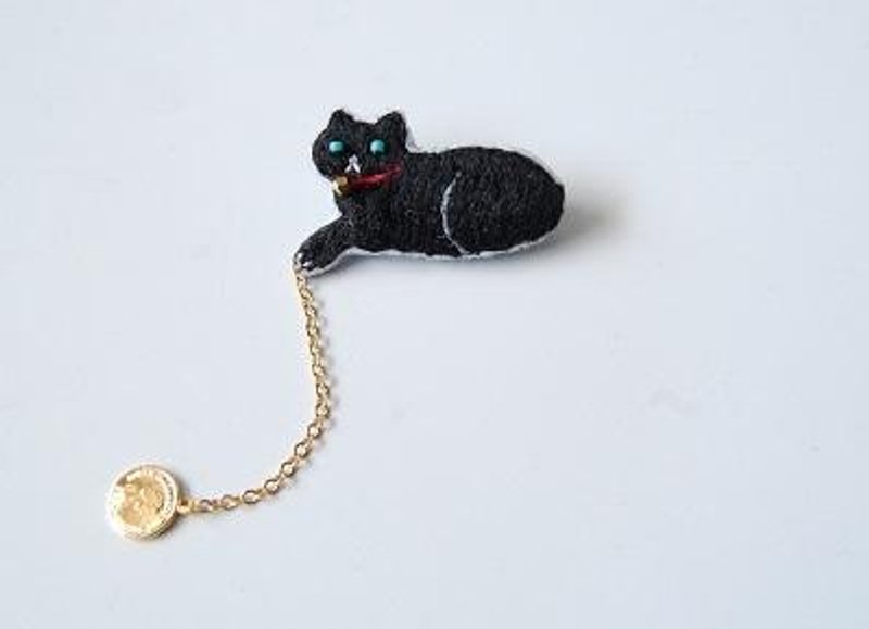 【接單定製】貓咪與硬幣墜飾 刺繡胸針 別針 - 胸針 - 羊毛 黑色