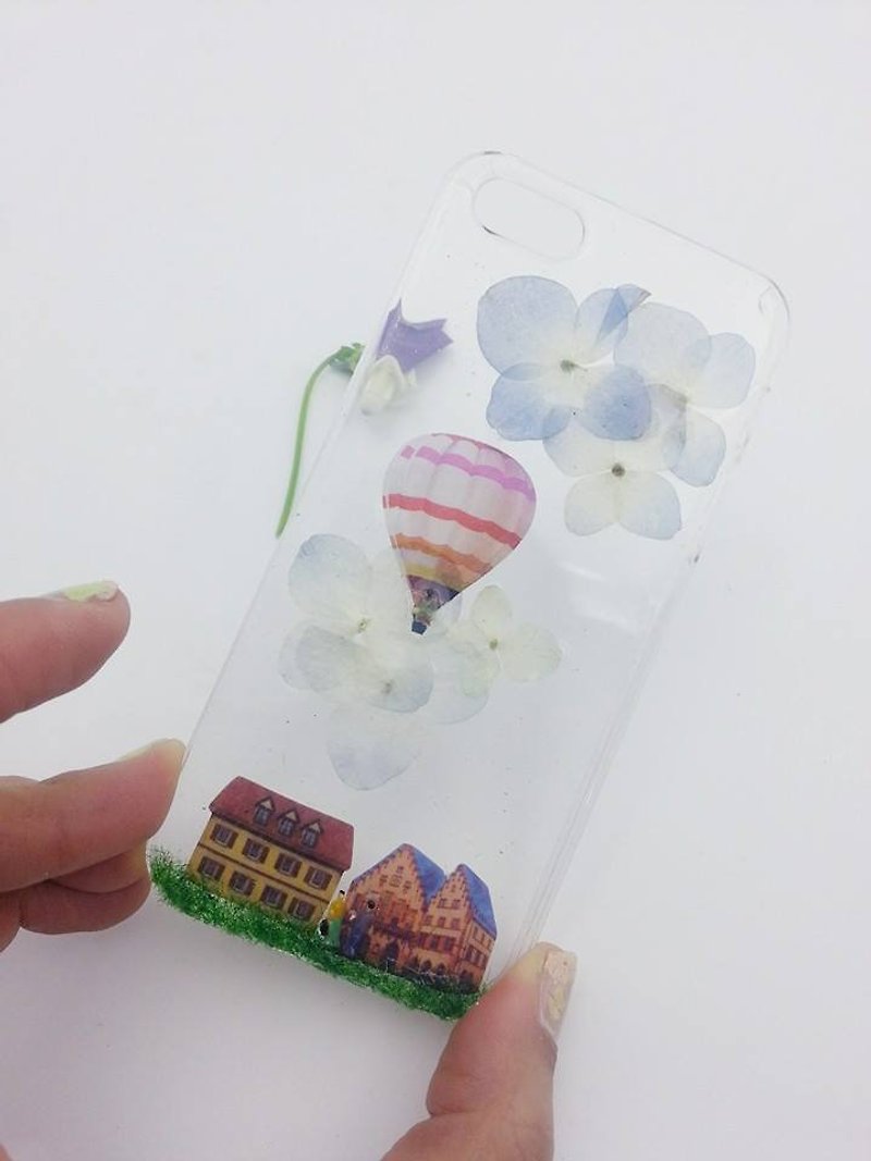 [Lost and find] a hot air balloon on the ground cottages and people phone case mobile phone shell on the clouds - เคส/ซองมือถือ - พลาสติก สีน้ำเงิน