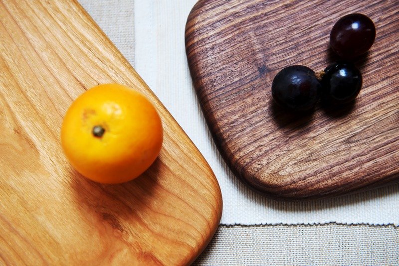 Moment of wood are - Xi Kobo - wood cutting board, bread plate, cheese plate, dish (walnut, cherry) - with a small handle - จานเล็ก - ไม้ ขาว