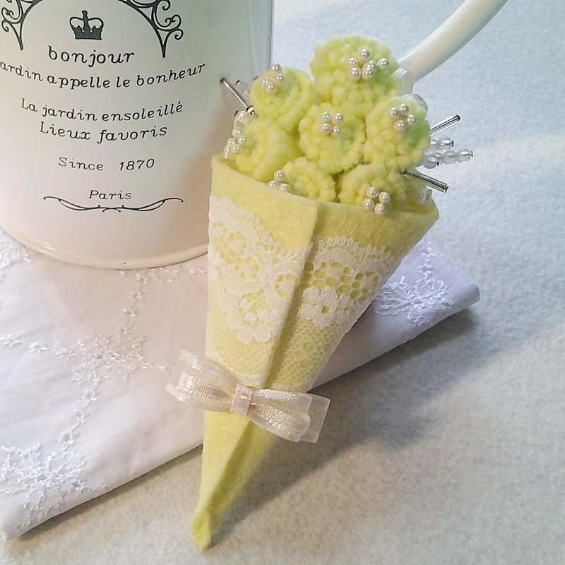 MFP yellow felt beads handmade lace flowers brooch pin flower bouquet - เข็มกลัด - วัสดุอื่นๆ สีเหลือง