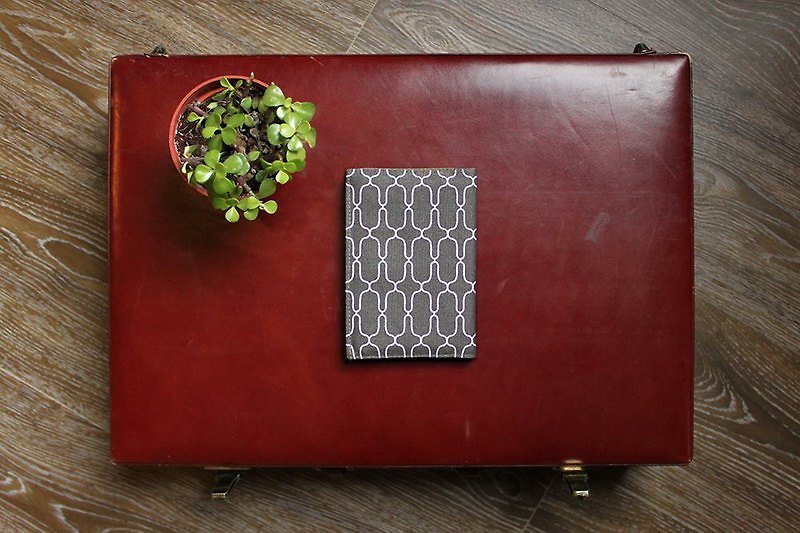 護照套(短)-鐵花窗2號/鐵灰＋蘭花粉紅 - ที่เก็บพาสปอร์ต - วัสดุอื่นๆ สีเทา