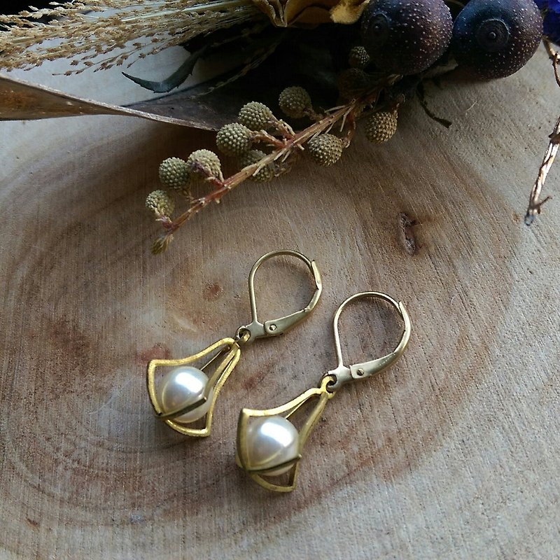 Brass bell caged pearls earrings - ต่างหู - เครื่องเพชรพลอย 