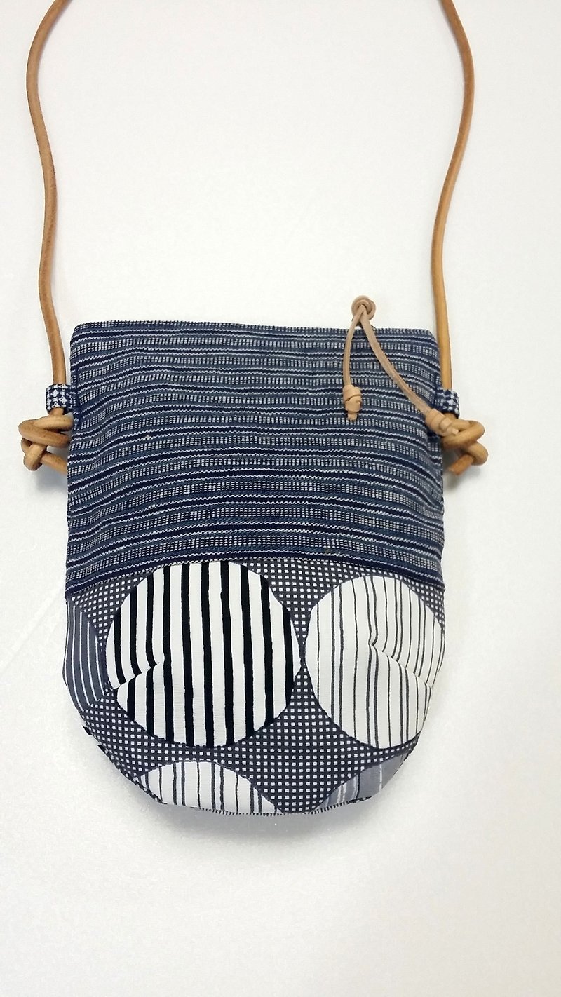 Homespun Fabric Phone Bag - กระเป๋าแมสเซนเจอร์ - ผ้าฝ้าย/ผ้าลินิน สีน้ำเงิน