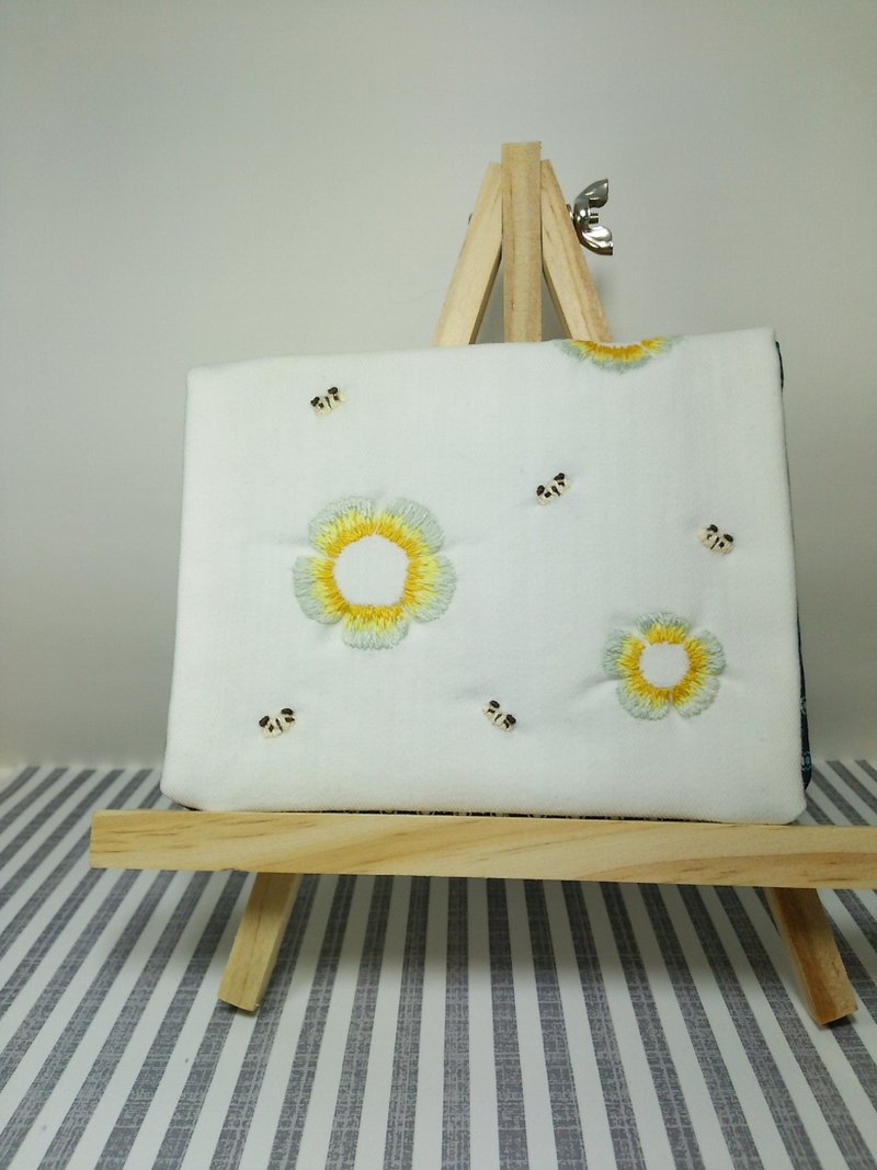 花及熊貓手工刺繡收納包 - 化妝包/收納袋 - 繡線 黃色