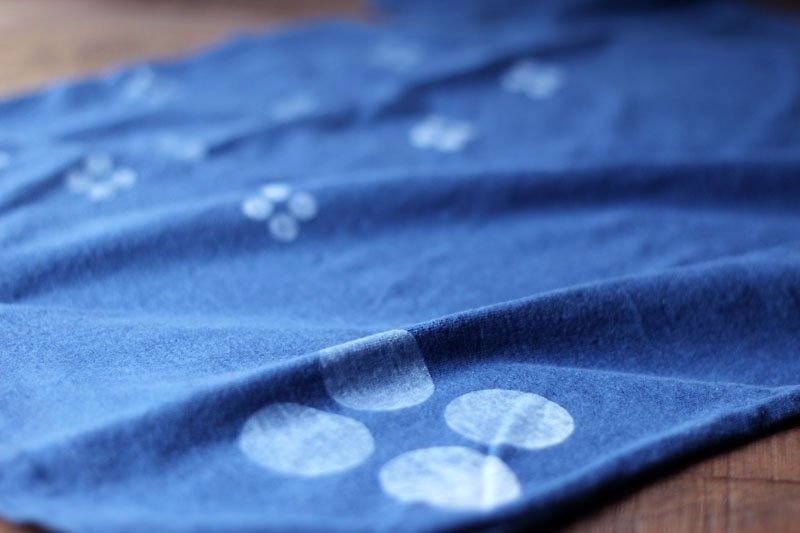 Indigo T-shirt ░ Circle L - เสื้อยืดผู้ชาย - ผ้าฝ้าย/ผ้าลินิน สีน้ำเงิน