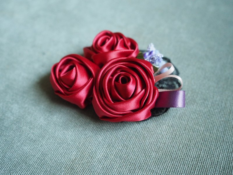 Handmade ribbon rose wedding corsage - เข็มกลัด/ข้อมือดอกไม้ - วัสดุอื่นๆ สีแดง