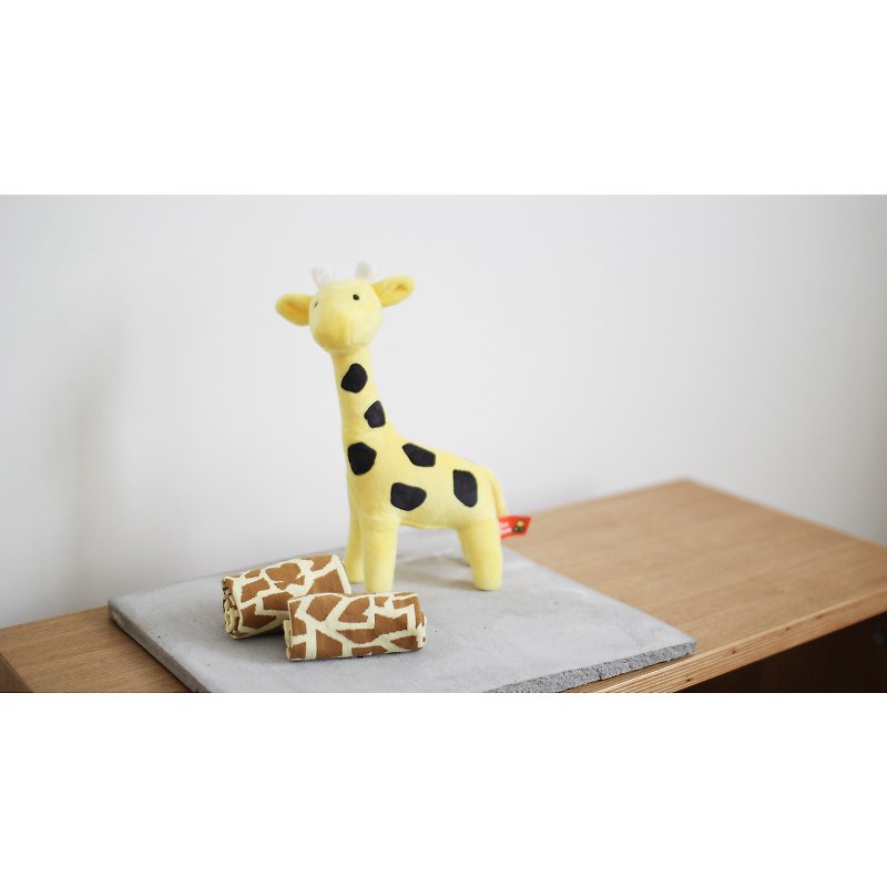 Giraffe markings 3/4 half tube stockings Christmas Valentine's Day exchange gifts wedding small things - ถุงเท้า - วัสดุอื่นๆ สีเหลือง