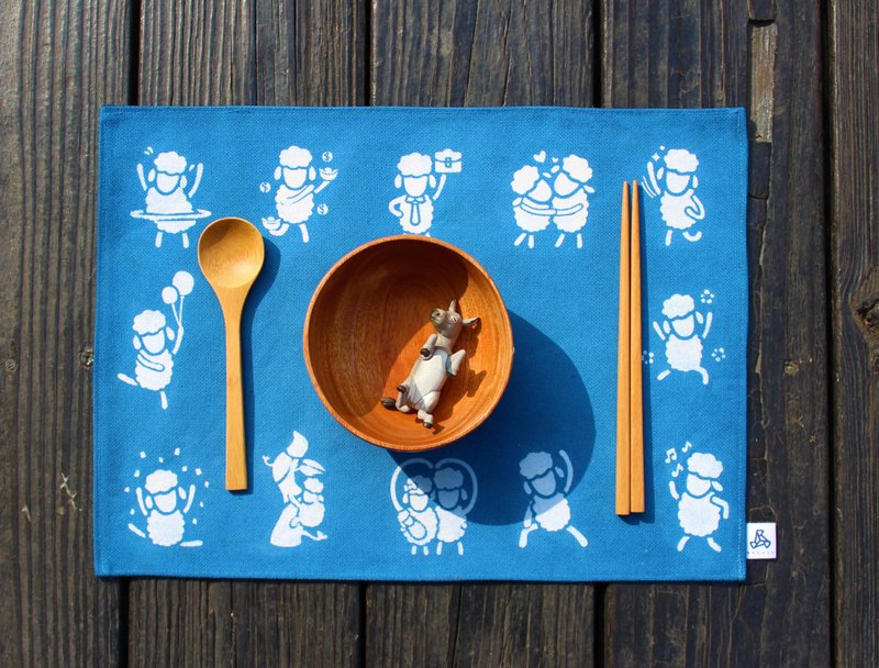 Hand-made blue dyed placemats / sheep baa baa - ผ้ารองโต๊ะ/ของตกแต่ง - วัสดุอื่นๆ สีน้ำเงิน