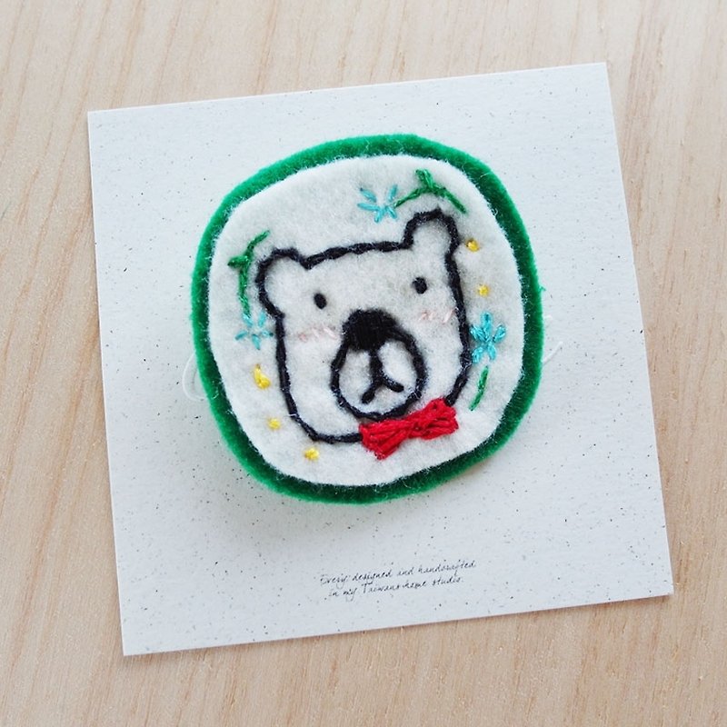 Cha mimi. Hand embroidery Love embroidery -! X polar bear pin - Brooches - Other Materials White