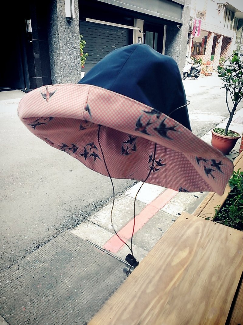 Sienna Rainstorm ALL PASS Cap (outside blue pink bird) - หมวก - วัสดุกันนำ้ สึชมพู