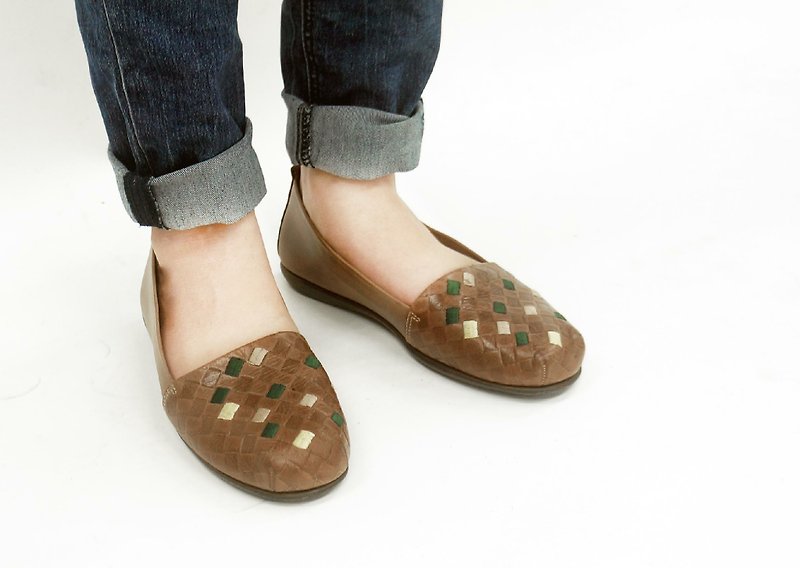 Old brick flavor] [embroidery embossed leather casual shoes (dark brown) - Women's Casual Shoes - Thread Brown