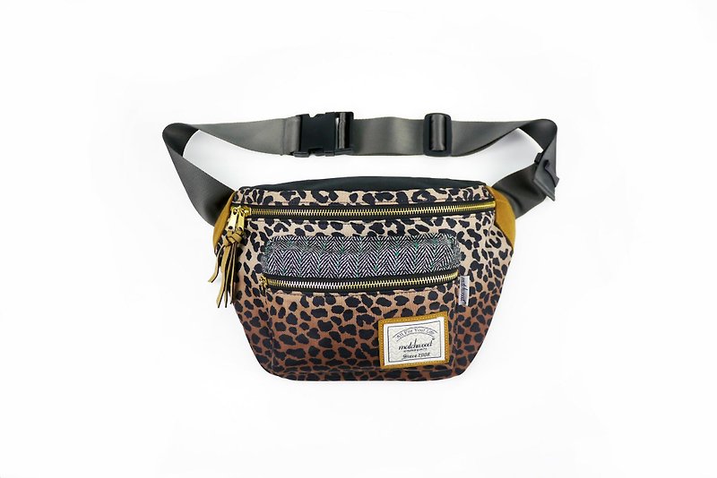 Matchwood Design Matchwood Portable Waist Bag Side Bag Crossbody Chest Bag Leopard - กระเป๋าแมสเซนเจอร์ - วัสดุกันนำ้ สีทอง