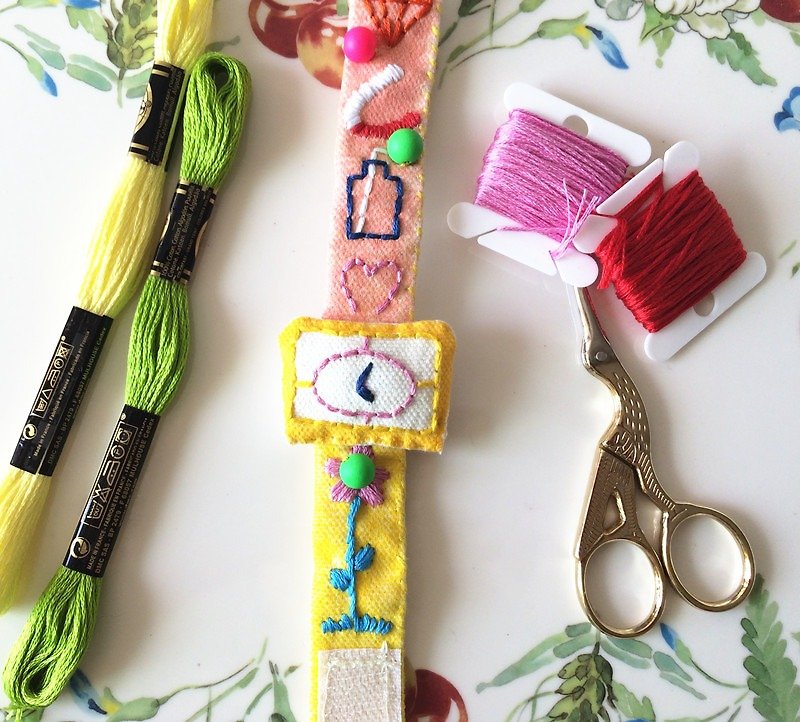 Coloured embroidery hit color fake watches - สร้อยข้อมือ - งานปัก สีเหลือง