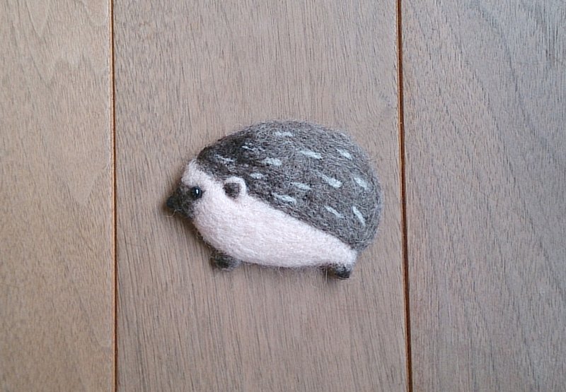 Hedgehog wool felt brooch - เข็มกลัด - ขนแกะ สีทอง