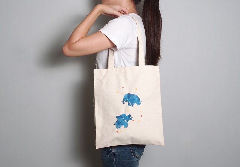 Hand-painted hand-printed fabric bag [flying elephant] single-sided pattern portable/shoulder - กระเป๋าแมสเซนเจอร์ - ผ้าฝ้าย/ผ้าลินิน สีน้ำเงิน