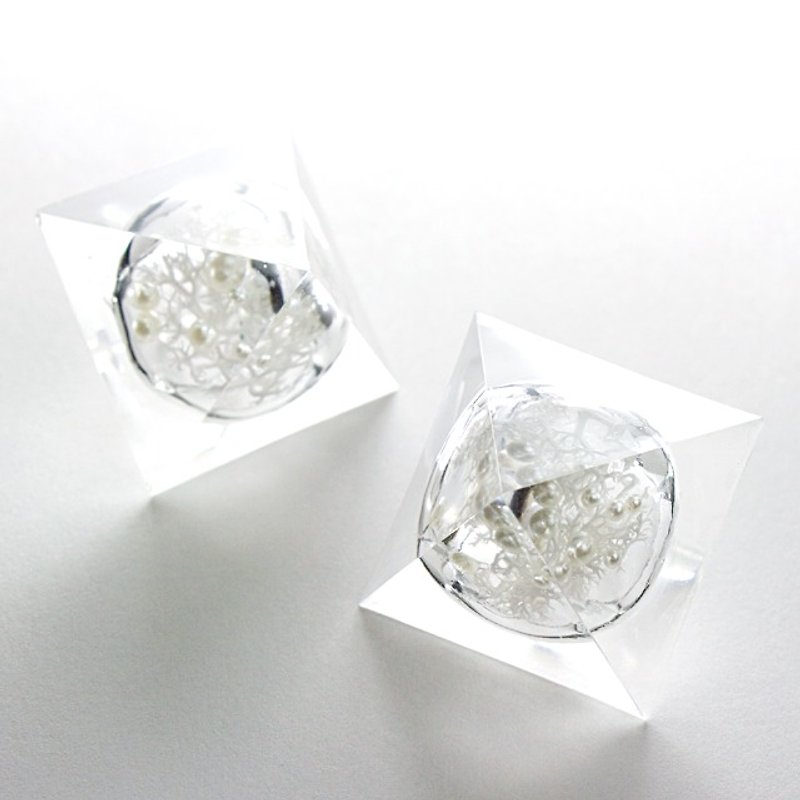 Snow Ball pyramid earrings (Botanical Garden A) - Earrings & Clip-ons - Other Materials White