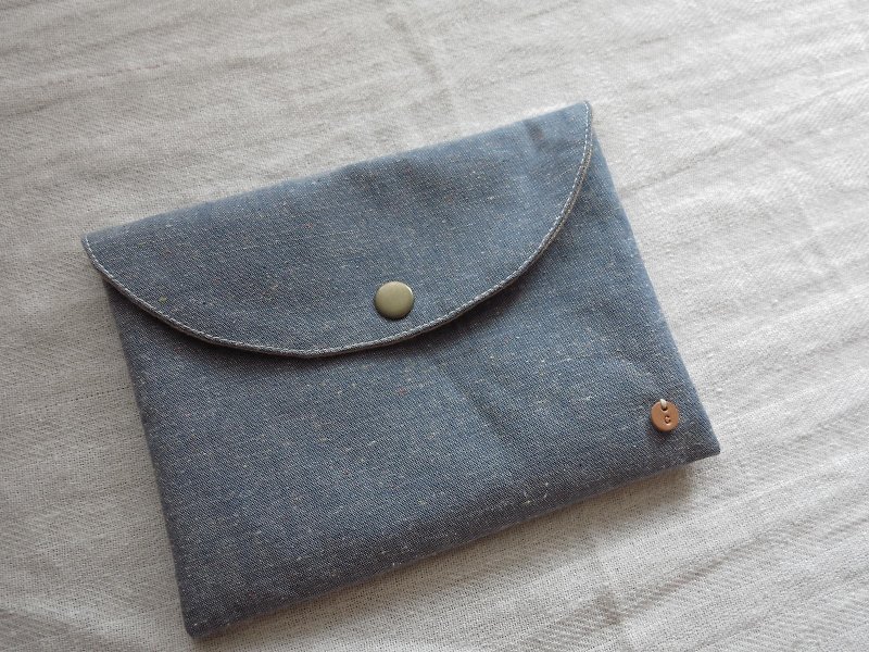 Not shy hygienic cotton pouch (retro blue fabric itself has a little red mixed) - กระเป๋าเครื่องสำอาง - วัสดุอื่นๆ สีกากี