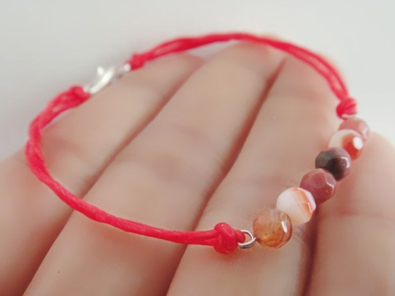 Natural stone wax line silk string bracelet - สร้อยข้อมือ - เครื่องเพชรพลอย สีแดง