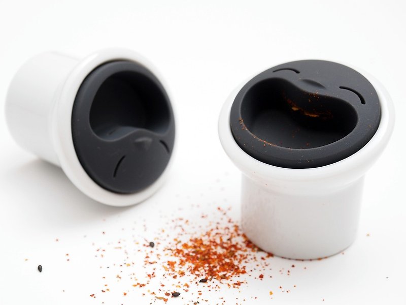 Pin salt and pepper seasoning cans (2 in) - ขวดใส่เครื่องปรุง - เครื่องลายคราม ขาว