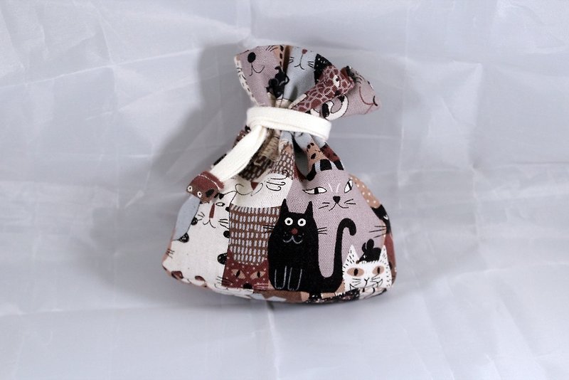 Mini Drawstring Pocket with Pouch Bottom-Smile Cat Family - กระเป๋าใส่เหรียญ - ผ้าฝ้าย/ผ้าลินิน สีนำ้ตาล