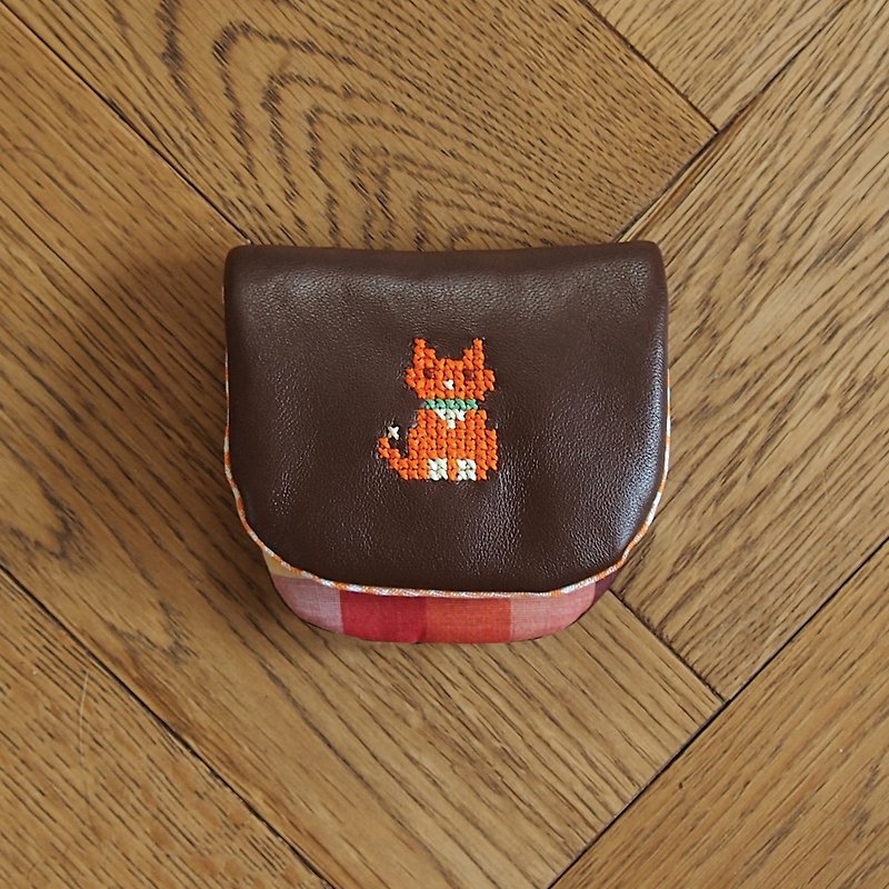 Croxxx｜handmade cross stitch lambskin leather coins pouch｜brown - CAT - Coin Purses - Genuine Leather 