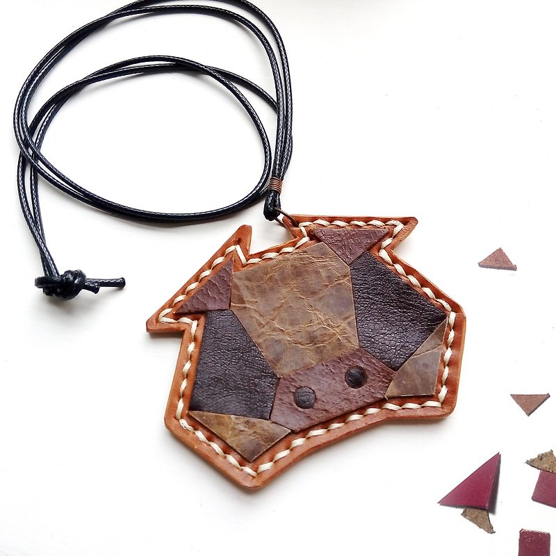 Genki ◣ ◢ small leather animal collage handmade leather necklace "Halo! Pig." - สร้อยคอ - หนังแท้ สีนำ้ตาล