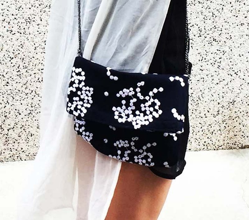 Wahr_ embroidered shoulder bag - Messenger Bags & Sling Bags - Other Materials Blue
