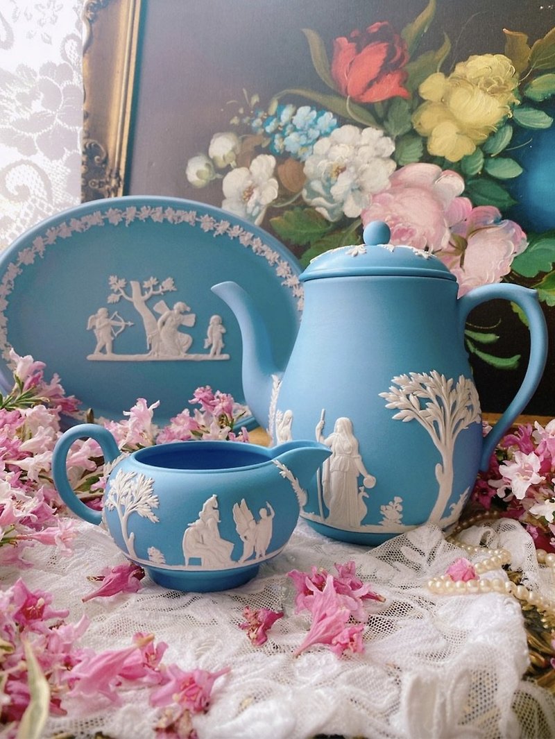 British bone china Wedgwood jasper blue jasper relief Greek mythology milk jug in stock brand new - ถ้วย - เครื่องลายคราม 