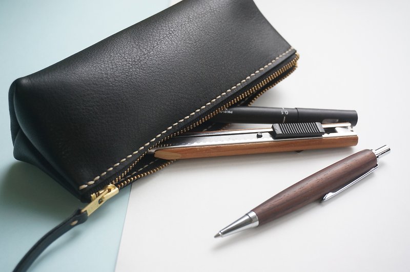 Black adult leather triangle pencil case stationery bag - กล่องดินสอ/ถุงดินสอ - หนังแท้ สีดำ