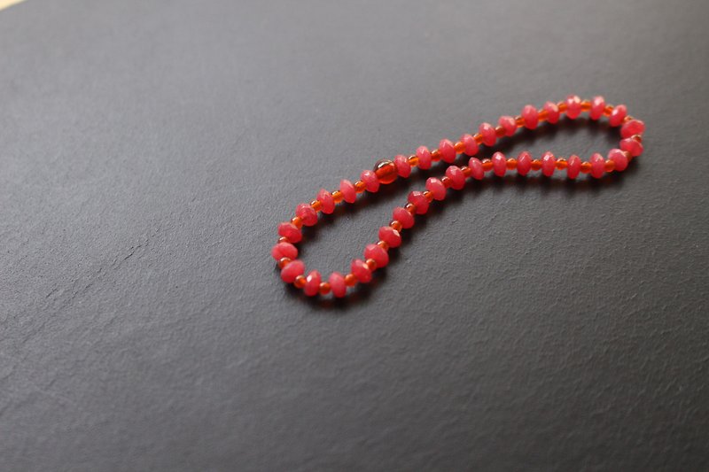 108 perles blushing] ruby flower bracelet - สร้อยข้อมือ - วัสดุอื่นๆ สีแดง