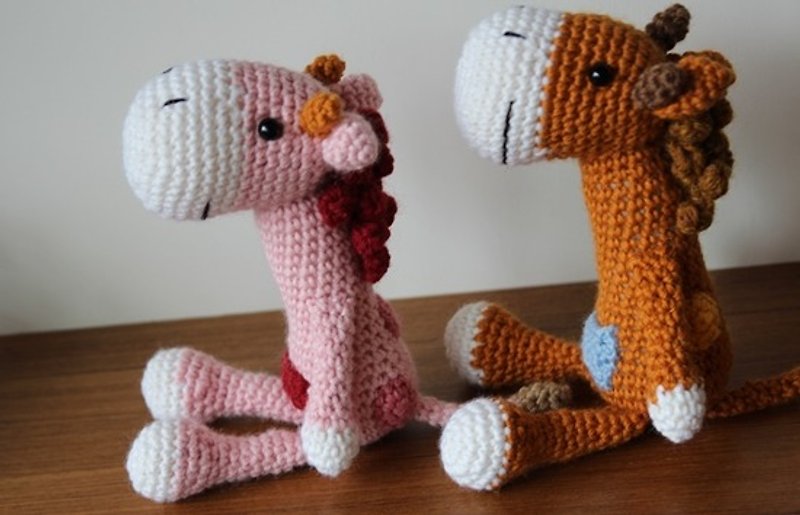 Amigurumi crochet doll: Giraffe, Pink, Brown - ของเล่นเด็ก - เส้นใยสังเคราะห์ สีทอง