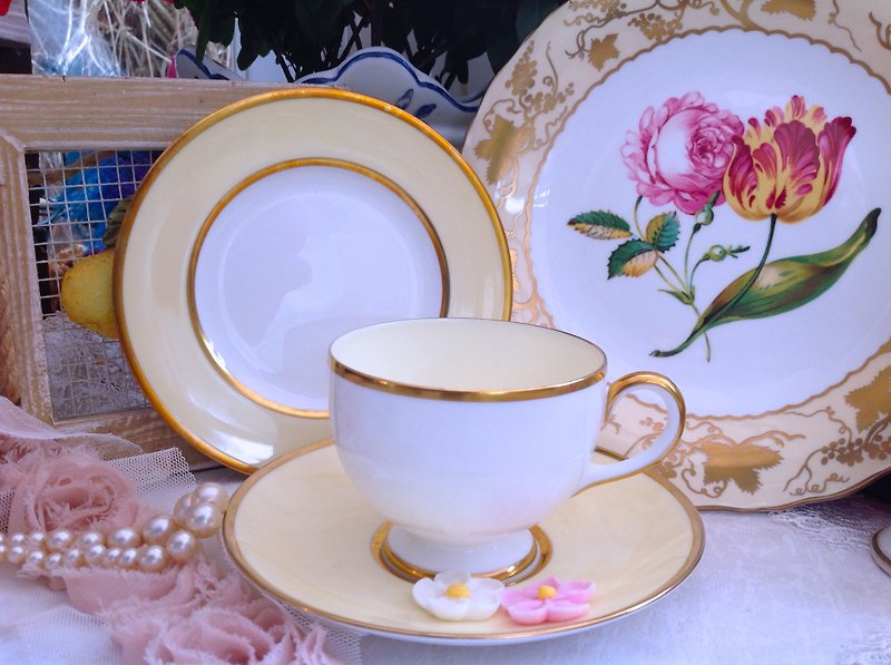 英國製骨瓷Wedgwood 1891年 鵝黃色手繪鑲金咖啡杯 花茶杯兩件組 - 茶壺/茶杯/茶具 - 瓷 黃色