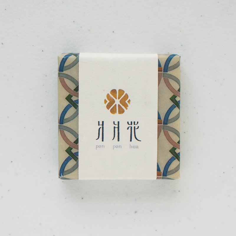 爿爿花 傳統瓷磚圖樣手工皂-1/4系列（九連環馬約利卡磚/艾草精油） - 香氛/精油/擴香 - 植物．花 