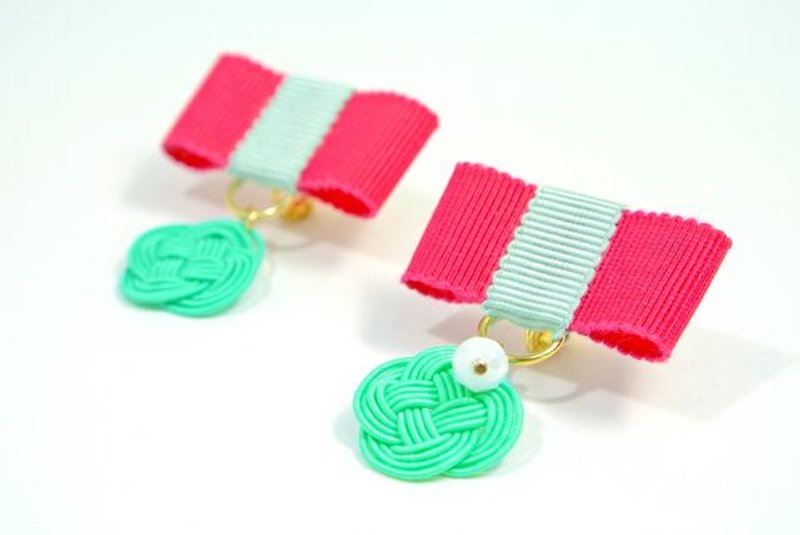 Ribbon and flowers Mizuhiki of large earrings (Ribbon: Pink) - ต่างหู - โลหะ สึชมพู