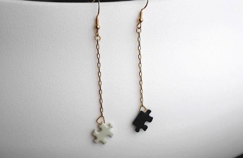 Puzzle White × Black Blanco Long earrings - Earrings & Clip-ons - Plastic Black
