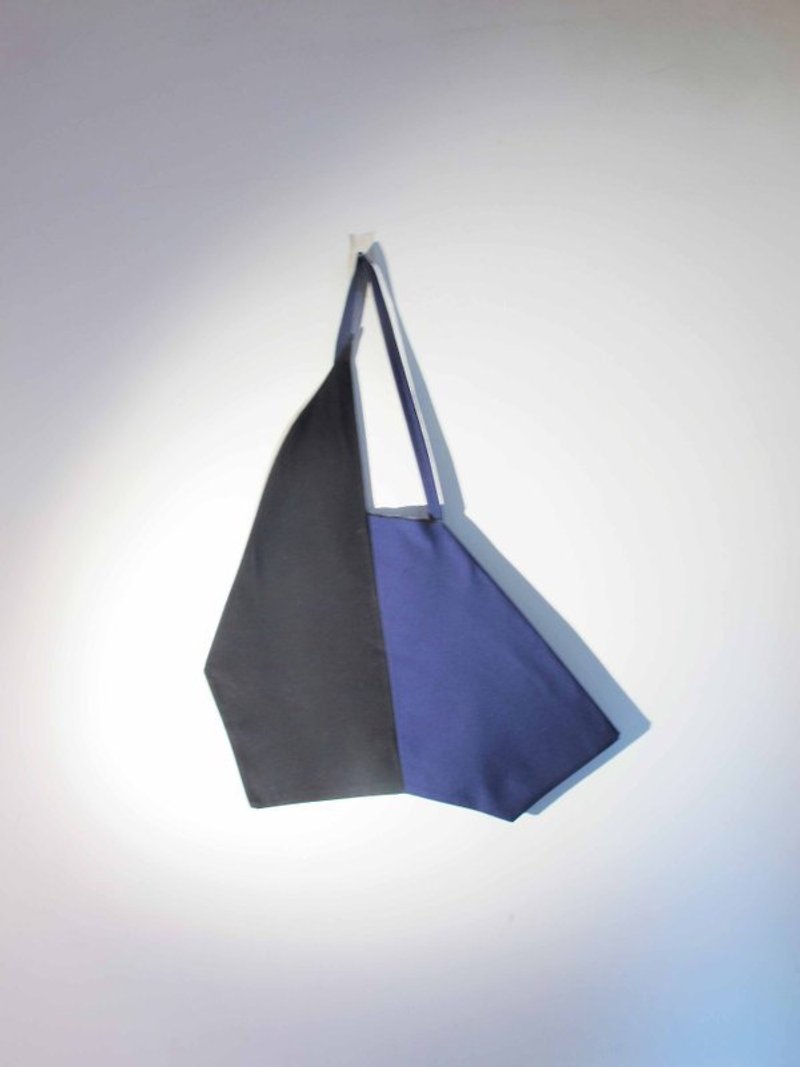 【Wahr】幾何角角 藍/黑/淺咖啡 拼接 帆布 肩背包 - กระเป๋าแมสเซนเจอร์ - วัสดุอื่นๆ สีดำ