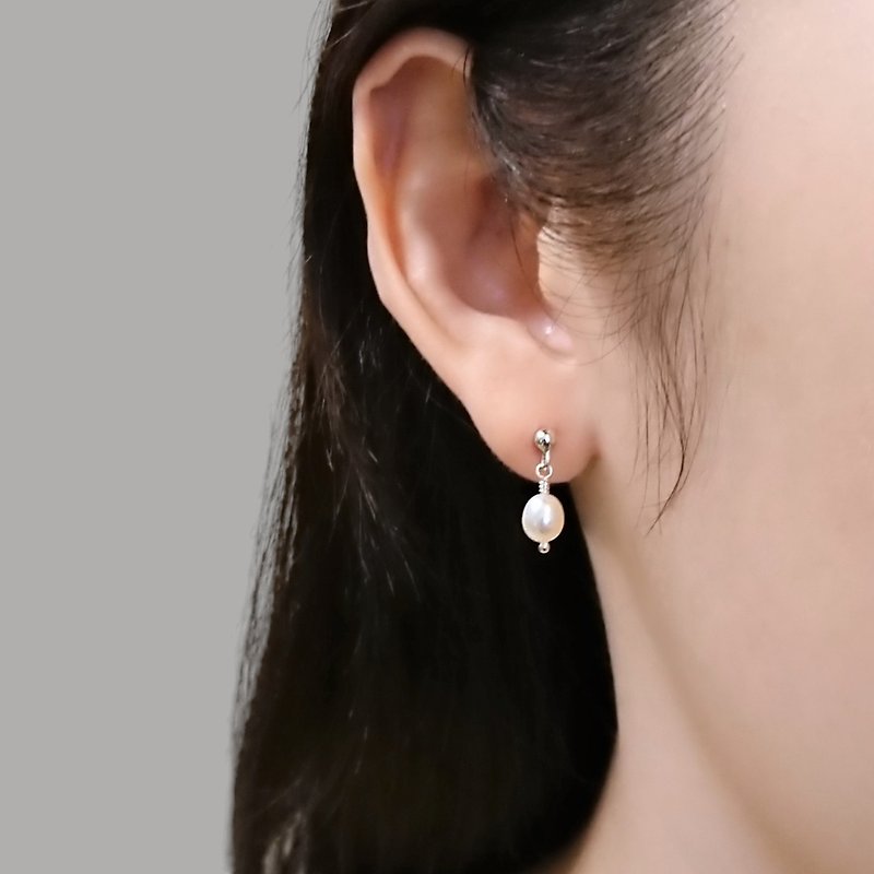 簡約長橢圓 淡水珍珠 純銀 小垂墜 耳針式耳環 - 耳環/耳夾 - 珍珠 白色